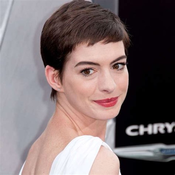 Anne Hathaway's 15 Best Hair Looks Over the Years