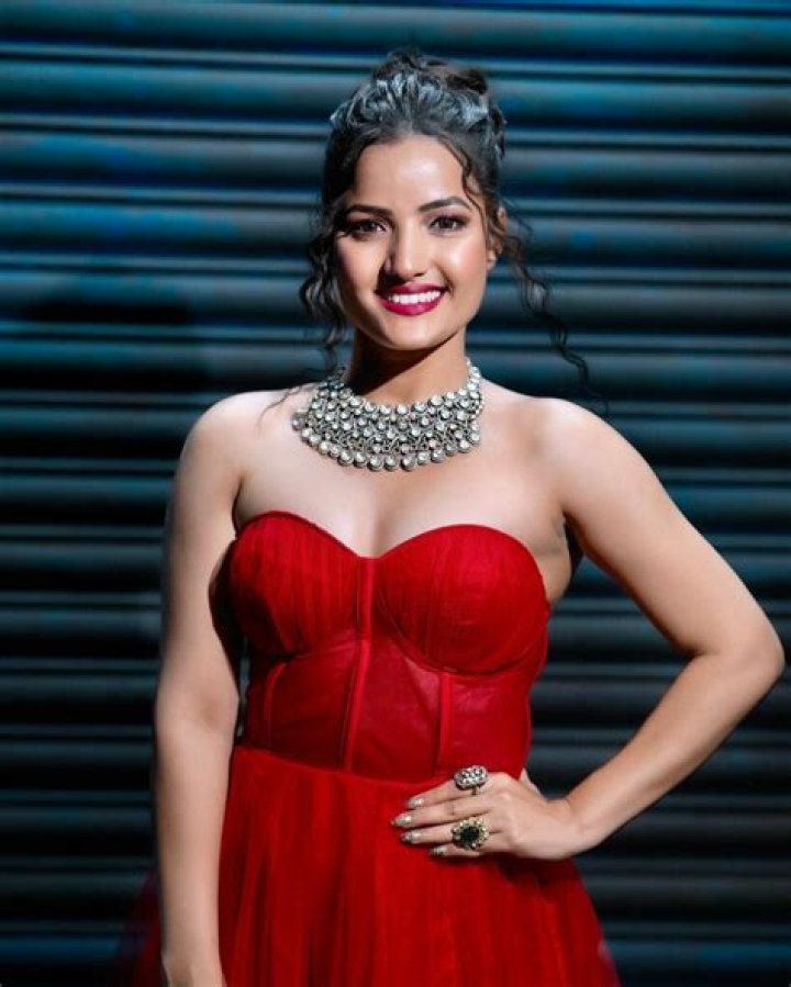 Big Boss Siri Turned Into Blushing Beauty