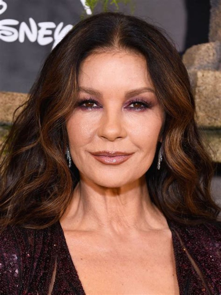 Catherine Zeta-Jones Biography, Age, Wiki, Height, Weight, Boyfriend, Family & More