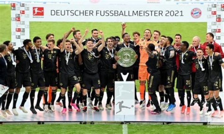 FT: Bayern Munich 5-2 Augsburg, Lewandowski STRIKES! (Match Highlight)