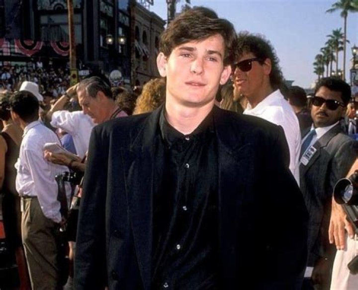 Henry Thomas Biography, Age, Wiki, Height, Weight, Girlfriend, Family & More