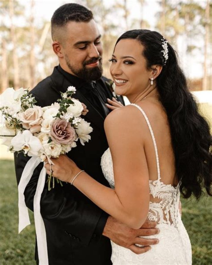 Is Zach Sieler married to Hannah Cook Sieler? His Wife, Parents, Salary and Jersey