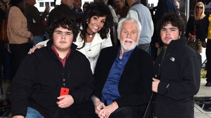 Kenny Rogers’ Rare Photos With His 5 Kids Over the Years 
