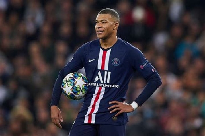 PSG Star Kylian Mbappe Wins Ligue 1 Golden Boot Award After 2019-20 Season Is Cancelled!