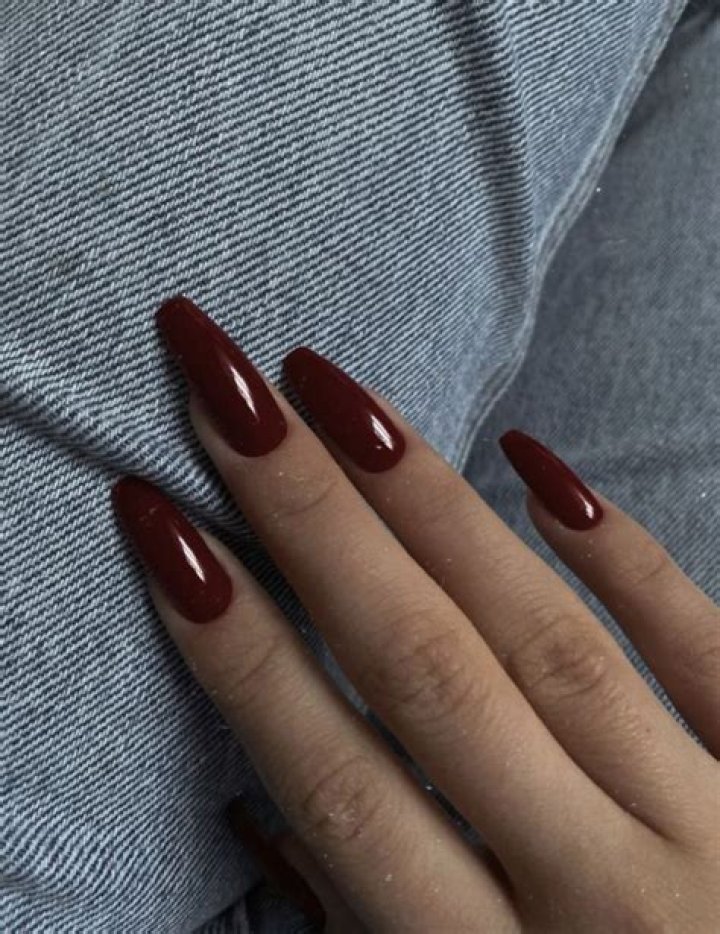 Rachel Zegler's Bordeaux Nails Are Going Straight to Our Fall Moodboard