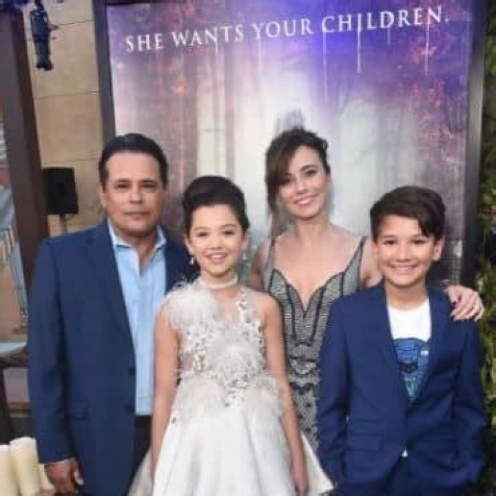 Raymond Cruz Family Behind Hit TV Shows; On-Reel 'Tuco' Has A Wife