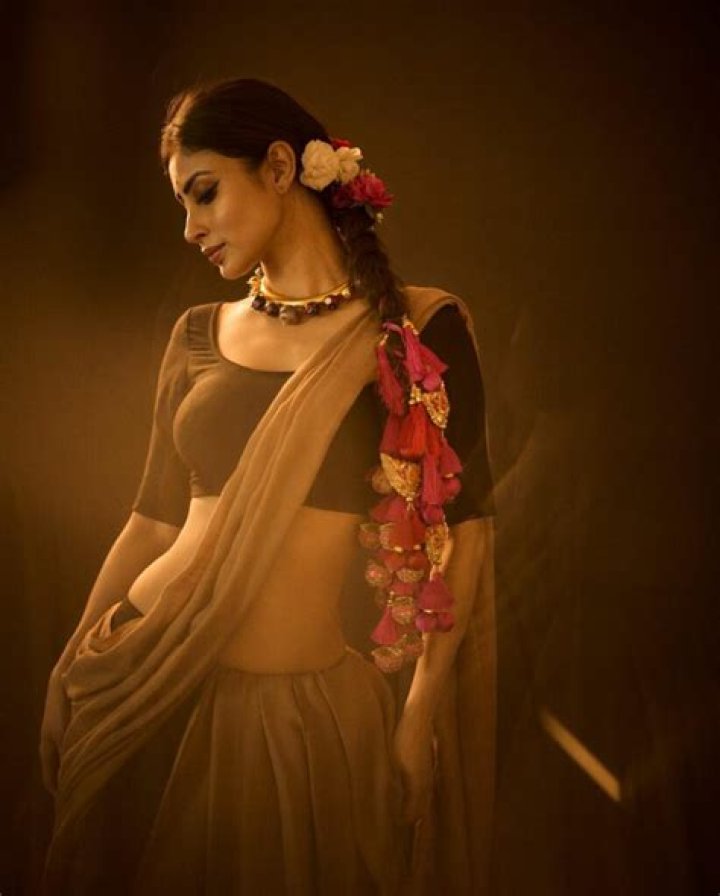 Retro Look: Mouni Enthrals In Beautiful Saree