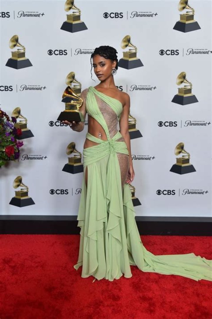 See Bella Thorne's Dress at the 2014 MTV Movie Awards