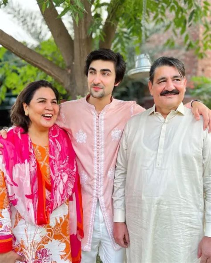 Shahid Khaqan Abbasi Age, Wife, Family, Biography & More » StarsUnfolded