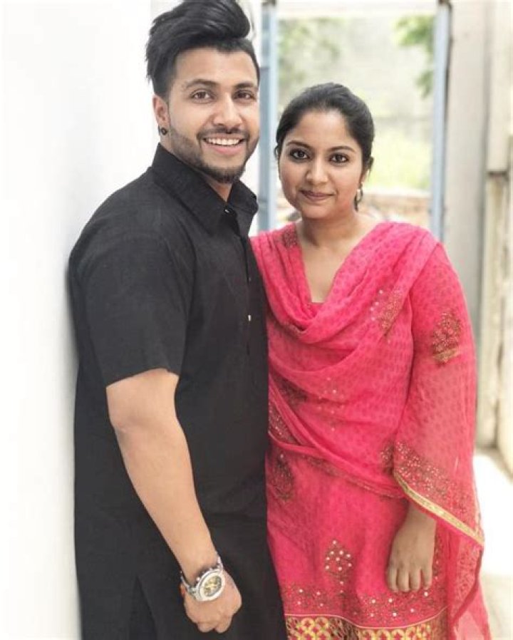 Sukhe (Punjabi Singer) Height, Age, Girlfriend, Wife, Family, Biography & More » StarsUnfolded