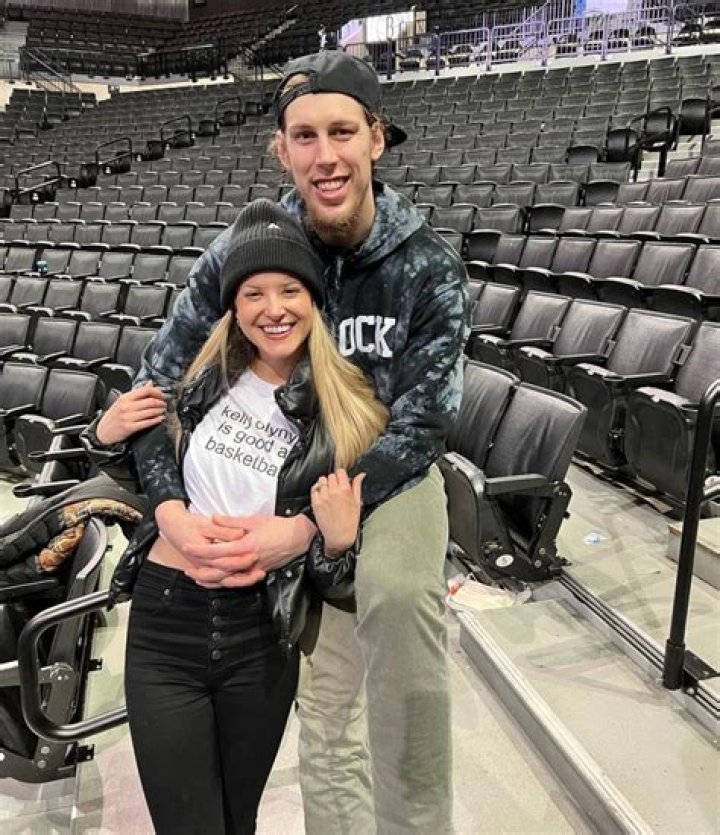 Who is Jackie McNulty, wife of Kelly Olynyk? His parents, family, networth, jersey